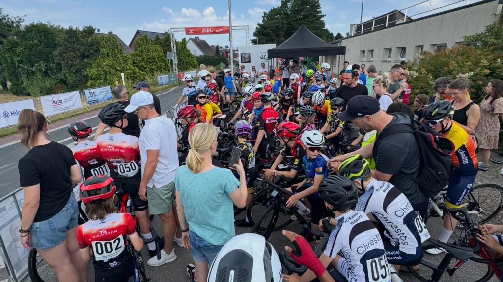 Start der Jugendrennen beim Nievenheimer Ortsschildsprint